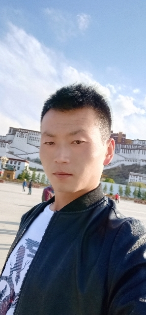 阳光下的小草的第一张照片--广州相亲服务中心