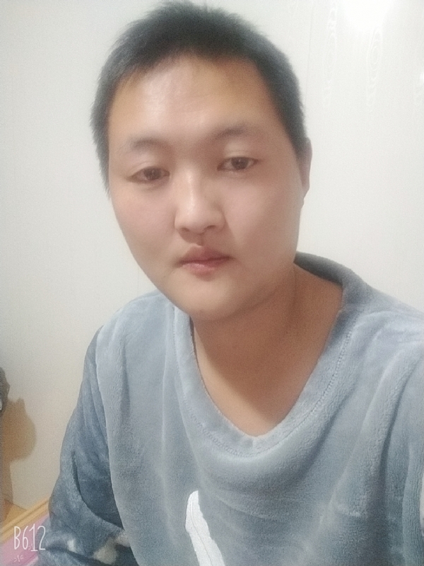 烟圈里透着伤的第一张照片--广州相亲服务中心
