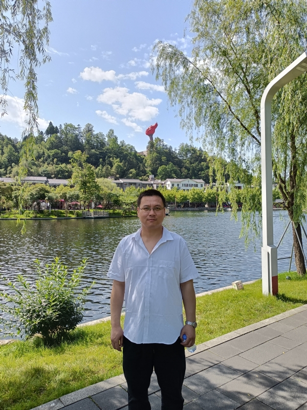 风雨相伴的第一张照片--广州相亲服务中心